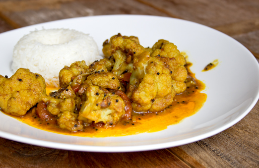 Ayurvedischer Blumenkohlcurry auf Teller