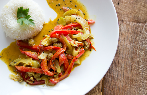 Fenchel – Paprikacurry mit Maulbeeren auf Teller